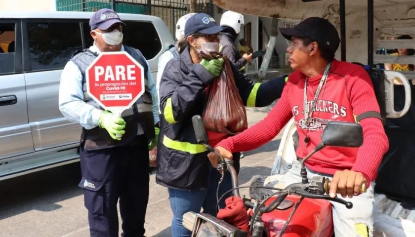 Momento en que entregan un mercado.