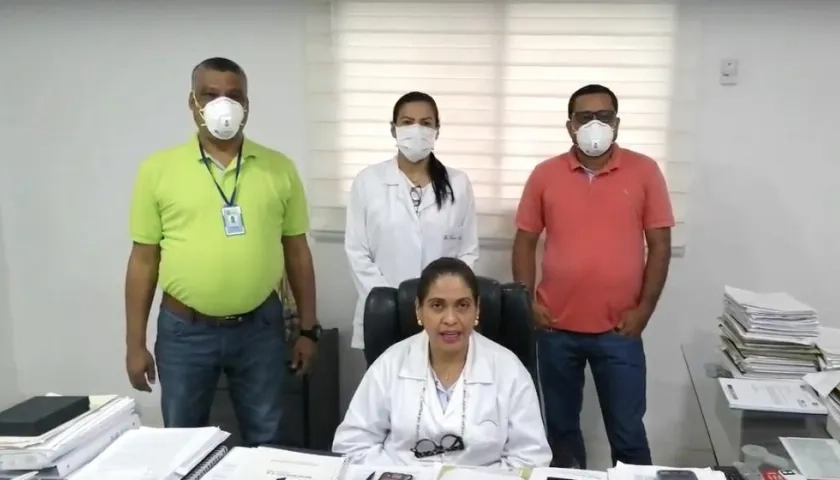 La Gerente Karina Orozco con directivos de Anthoc y personal de la institución.