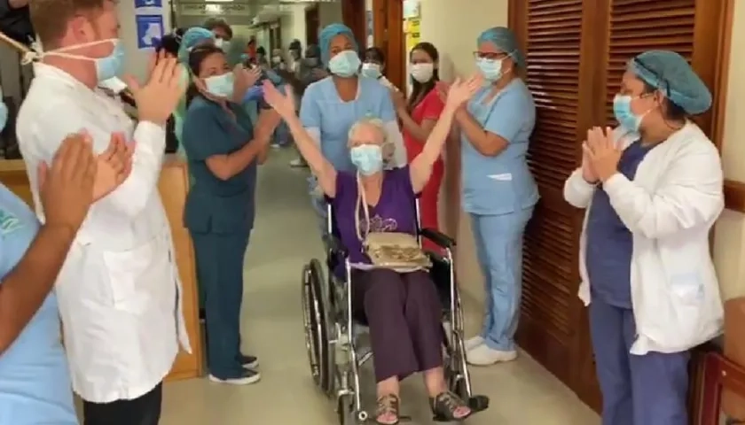 La turista agradeciendo al personal, que la despidió con una prolongada ovación.