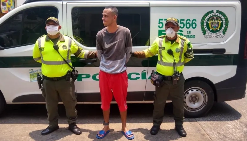 El capturado cuando era conducido a la URI.