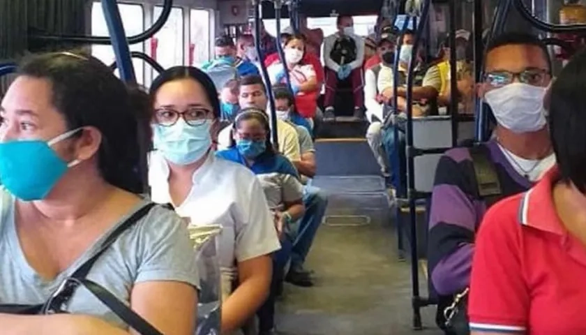 Usuarios de Transmetro utilizando los tapabocas.