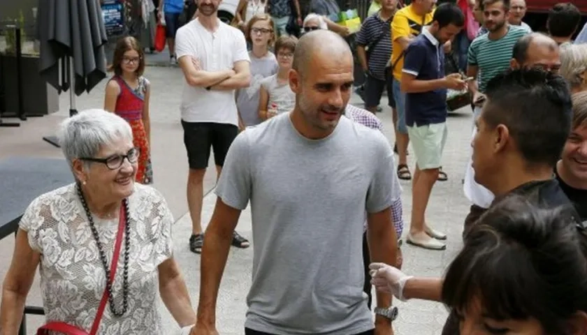 Pep Guardiola y su madre, Dolors Sala Carrió, quien falleció este lunes por coronavirus.