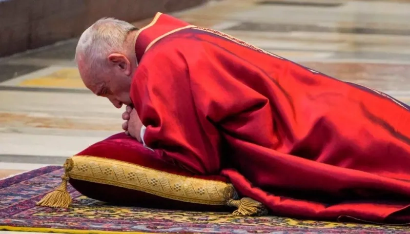 El acto comenzó con el Papa Francisco tendido durante unos minutos orando ante el altar papal.