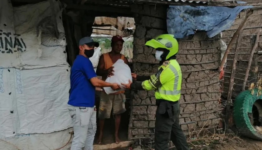 Policías de tránsito entregando ayuda en zona rural del Atlántico.