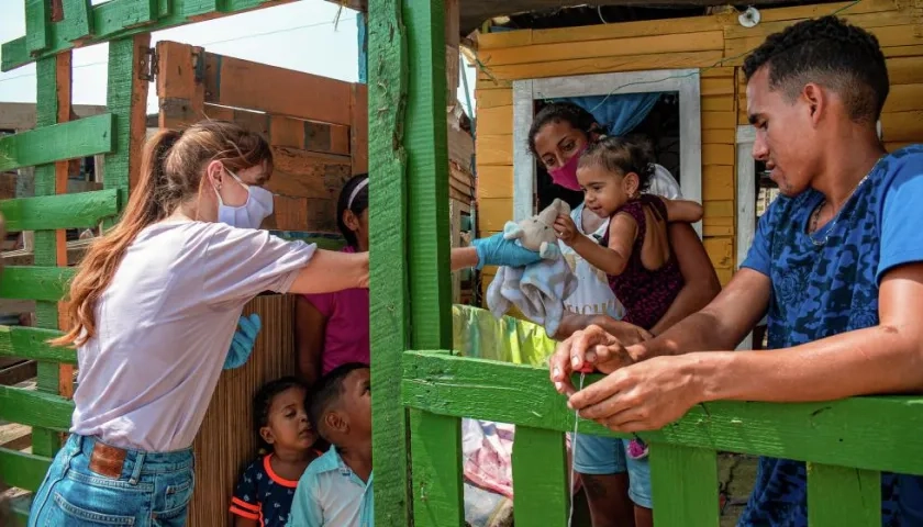 La Primera Dama del Distrito entrega juguetes para que niños hagan más llevadera la cuarentena.