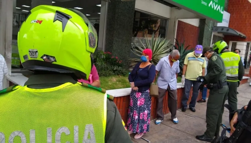 No hay que esperar que la Policía llegue para poner orden y distanciamiento en la fila. 