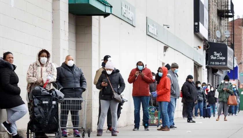 La única actividad en Manhattan en esta Pascua es filas y las ambulancias.
