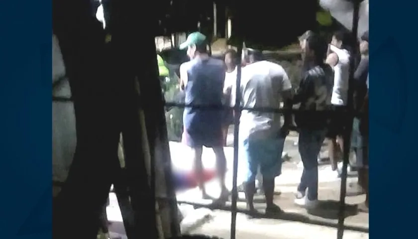 El presunto ladrón quedó herido en el lugar varios minutos hasta que fue trasladado por la Policía al hospital.