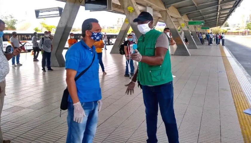 La toma de temperatura en la estación de Transmetro.