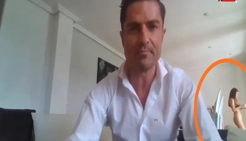 El periodista Alfonso Merlos y mujer semidesnuda.