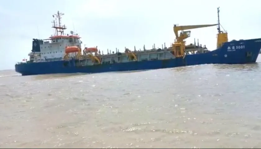 La draga china en aguas tranquilas, pero no trabaja.