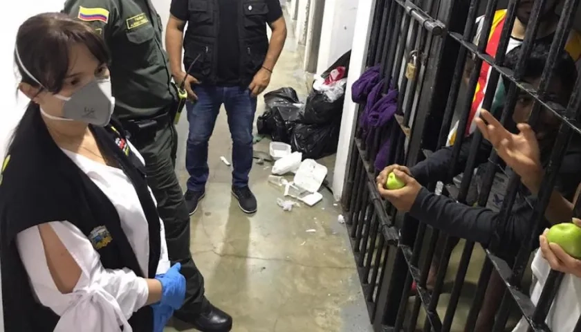 La Personera (e) Angélica Ávila, dialogando con los detenidos.