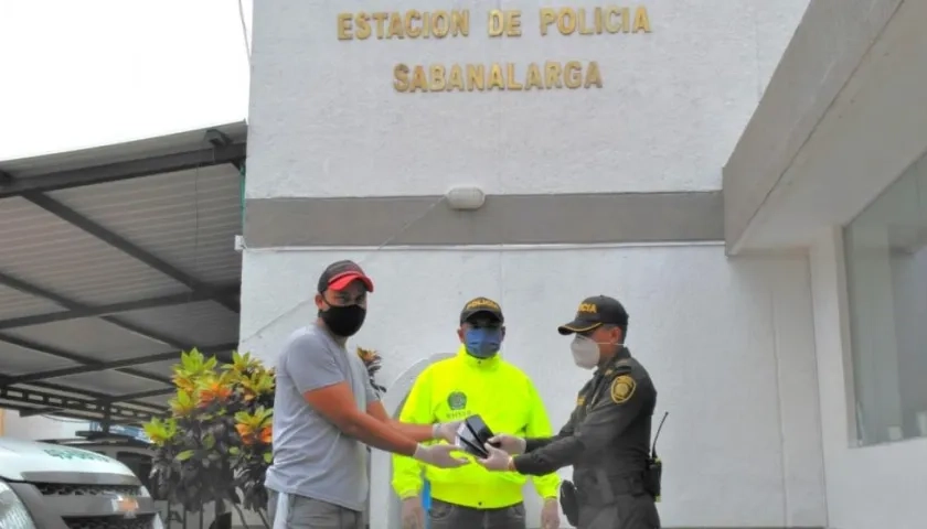 Policía entrega teléfonos robados en Sabanalarga.
