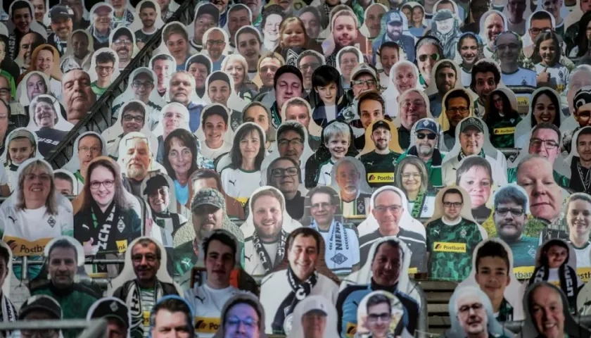 Las figuras de cartón de los hinchas.