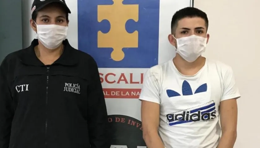 Javier Alexander Benítez Méndez, derecha, atacó a un miembro de la comunidad LGBTI en Bogotá.