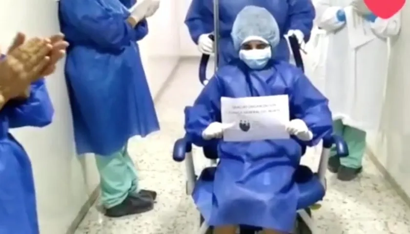 Adaluz Londoño, saliendo de la Clínica.