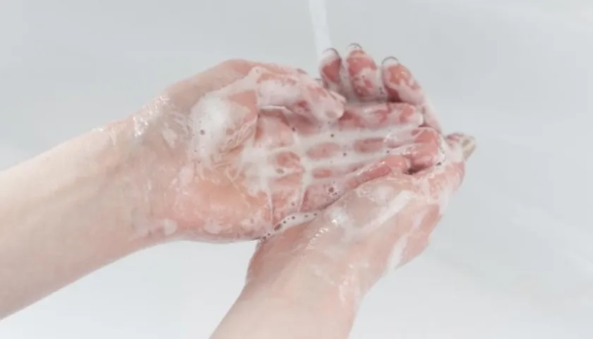 Lavarse las manos frecuentemente ha sensibilizado la piel de muchos colombianos.