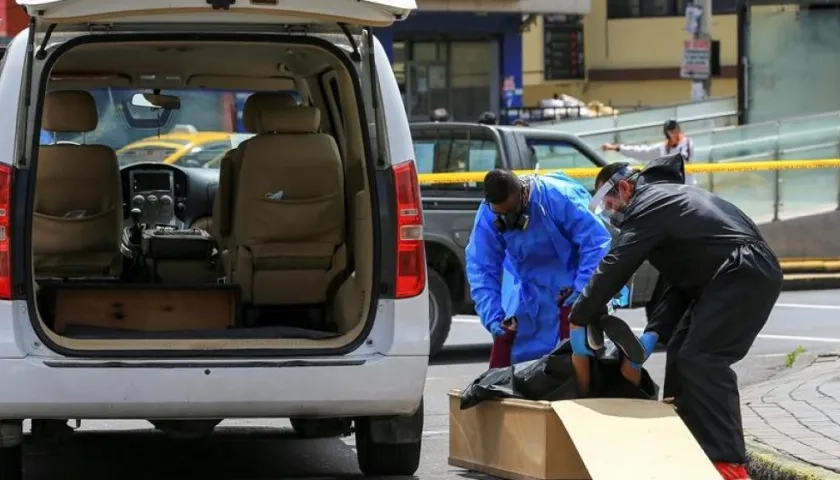 Personal de una funeraria.