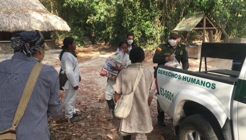 Indígenas koguis reciben ayuda de Policía.