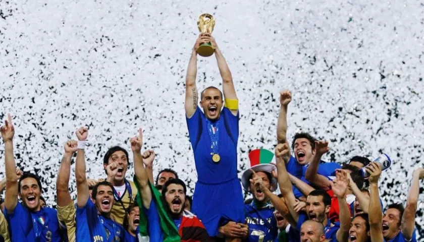 El italiano Fabio Cannavaro levantando la copa.