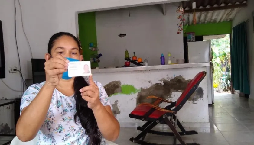 Denis Cárdenas mostrando su cédula.