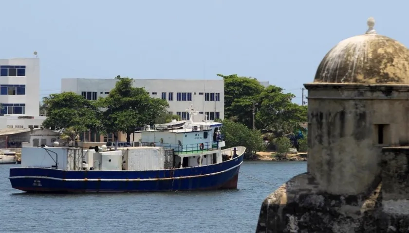 Fotografía del carguero colombiano "Susurro", que pasa una cuarentena fondeado en la bahía de las Ánimas, frente de la ciudad amurallada de Cartagena.