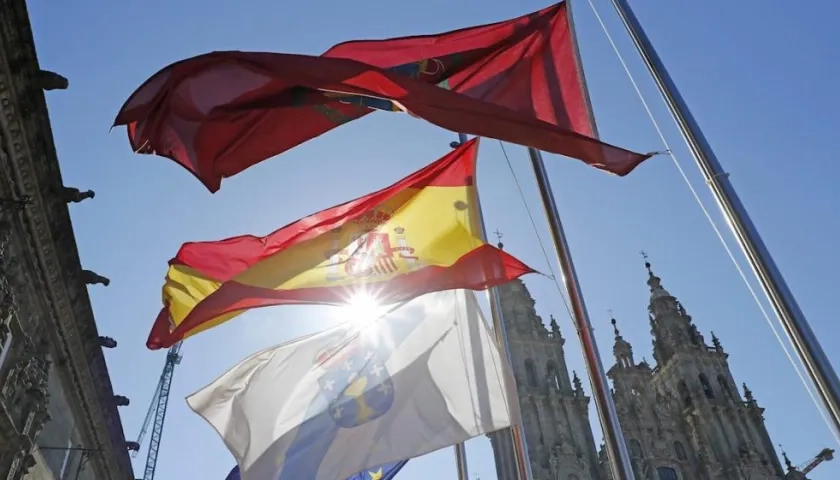 Banderas a media asta en la plaza del Obradoiro de Santiago de Compostela.