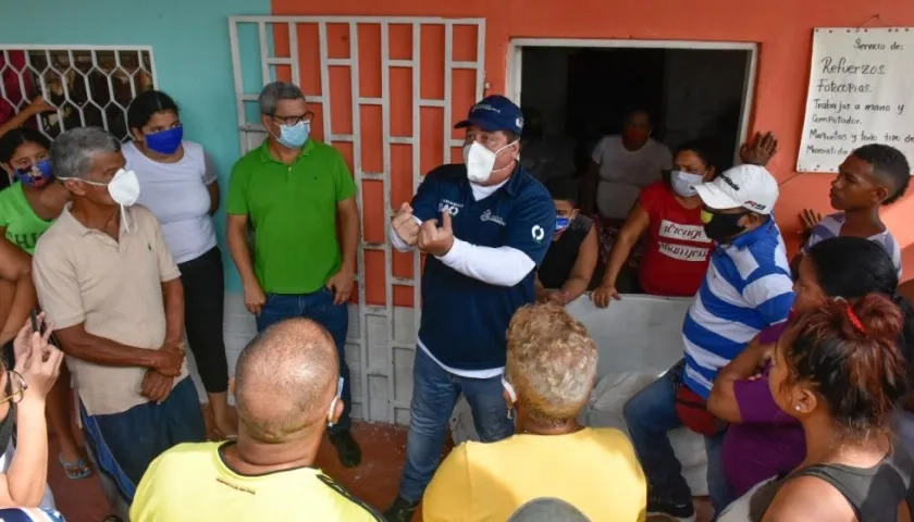 El gerente de la Agencia Distrital de Infraestructura, Alberto Salah Abello, dialogando con los afectados.