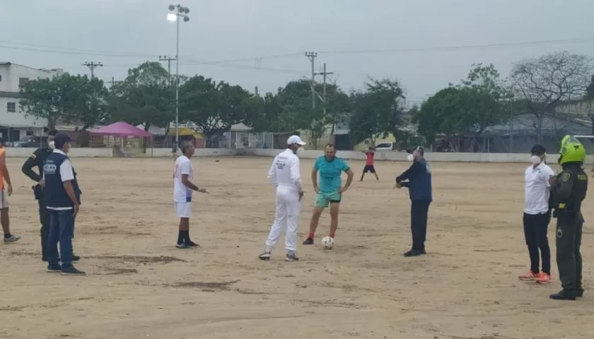 Personal de la patrulla Covid en la cancha de Simón Bolívar.