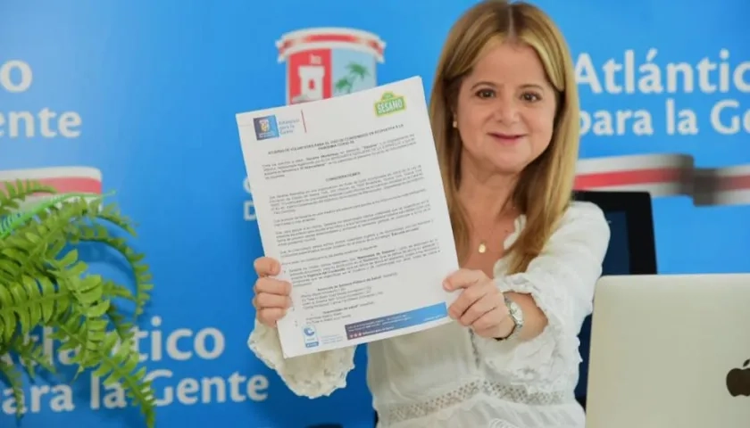 La Gobernadora Elsa Noguera exhibiendo el convenio.