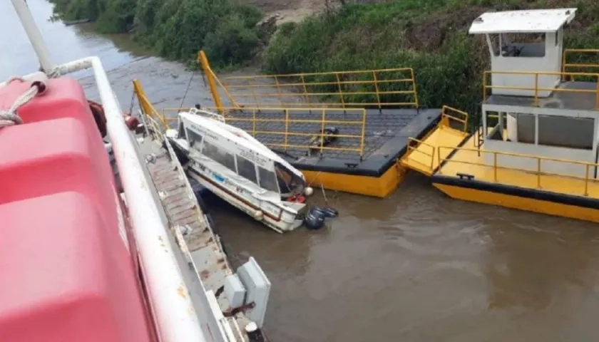 Ambulancia quedó prácticamente destruida.