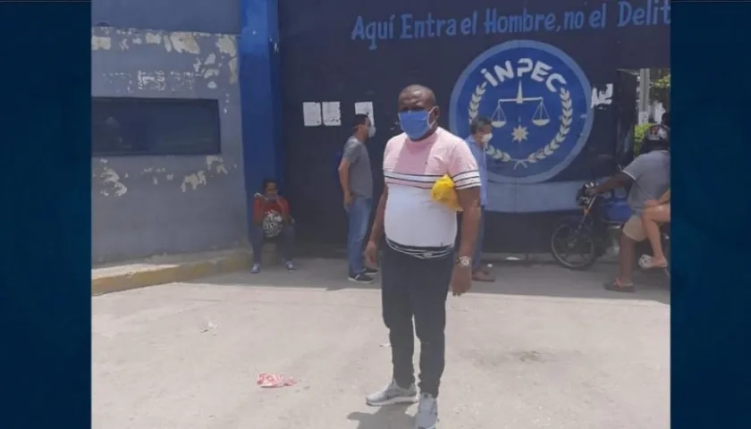 Víctor Meriño al salir de la Penitenciaría El Bosque.