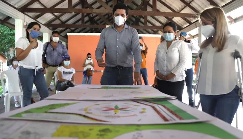 La Gobernadora Elsa Noguera, revisando los planos del proyecto.