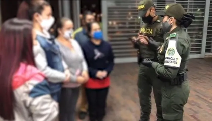 Agentes explican a los padres la obligación de cuidar a sus hijos.