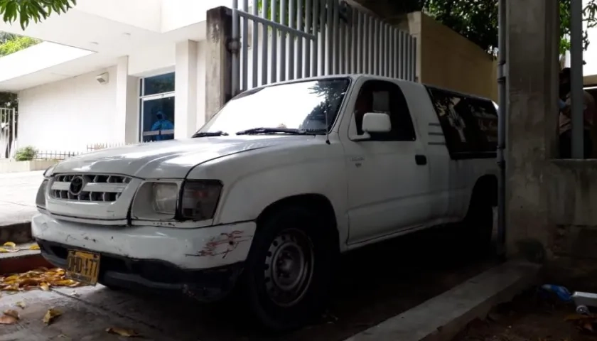 Momento en que el vehículo de la funeraria sacaba el cuerpo de 'Pupileto' de las dependencias de Medicina Legal.