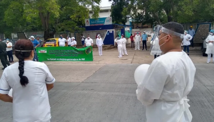 Los trabajadores del Cari mental despiden a Fabián Palacios, en medio de una calle de honor.