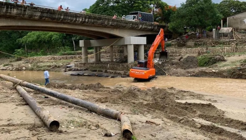La tubería del Acueducto Costero arrasada por el Arroyo Grande.