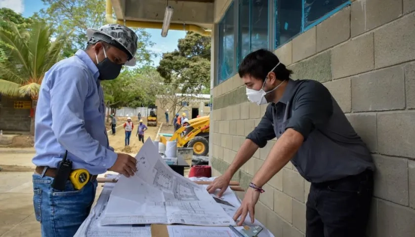 Alcalde durante la visita a las obras en dos colegios.