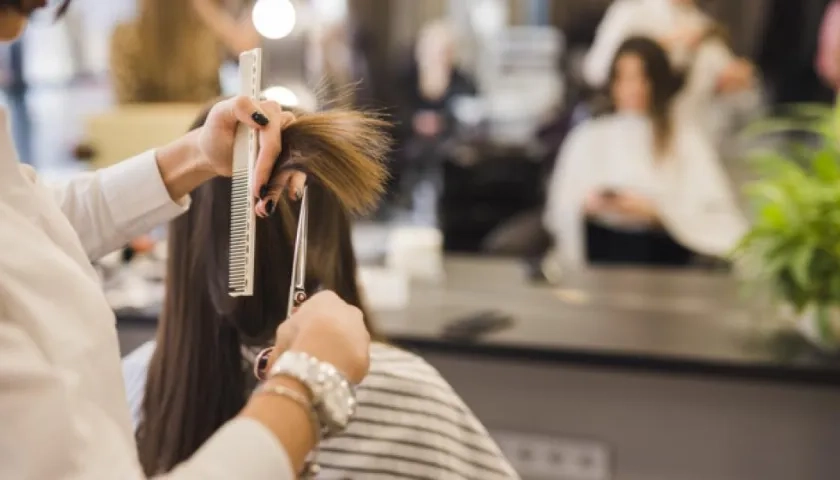 Peluquerías podrán atender con cita previa, cumpliendo protocolo.