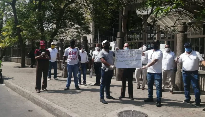 Plantón de abogados litigantes reclamando reapertura gradual de los juzgados.