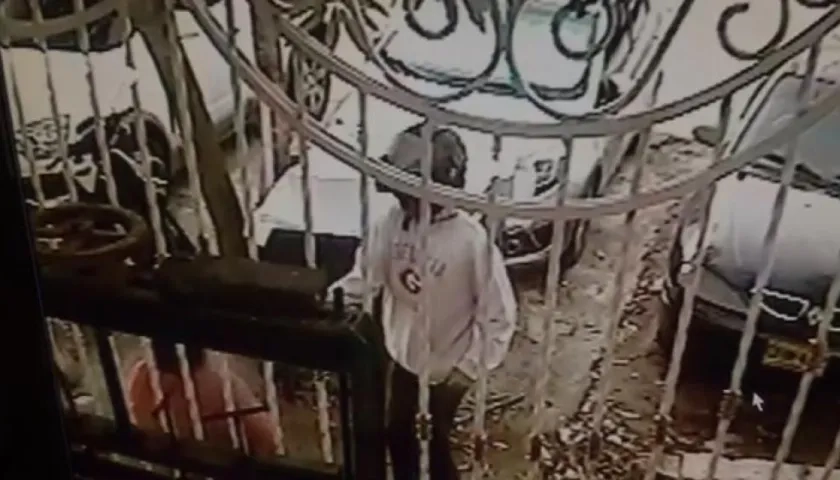 El sicario quedó grabado en una cámara de seguridad.