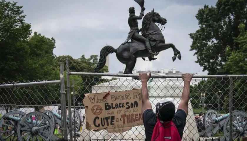 Numerosas estatuas de personajes históricos han sido atacadas.
