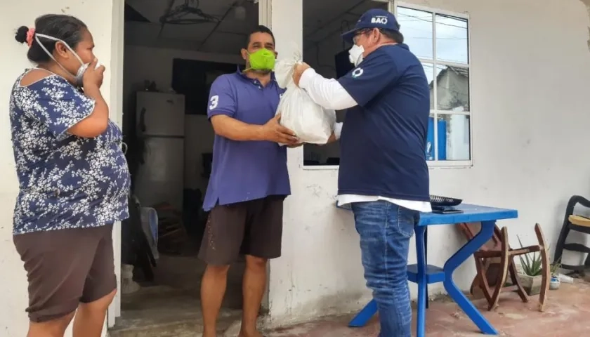Entrega de auxilios alimentarios.