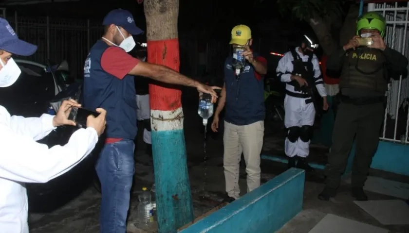 Autoridades botando el licor.