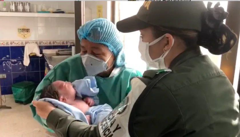 Bebé está siendo atendido en un centro asistencial.