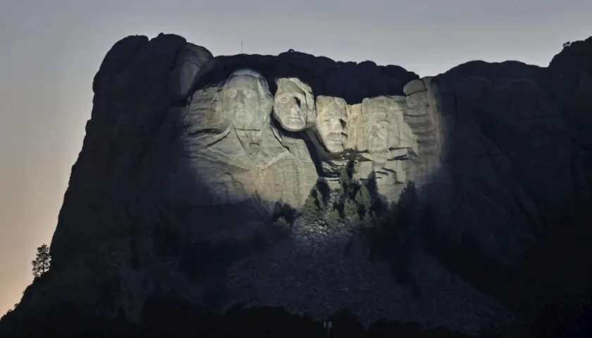 Vista del Monte Rushmore iluminado en Keystone, Dakota del Sur, Estados Unidos.
