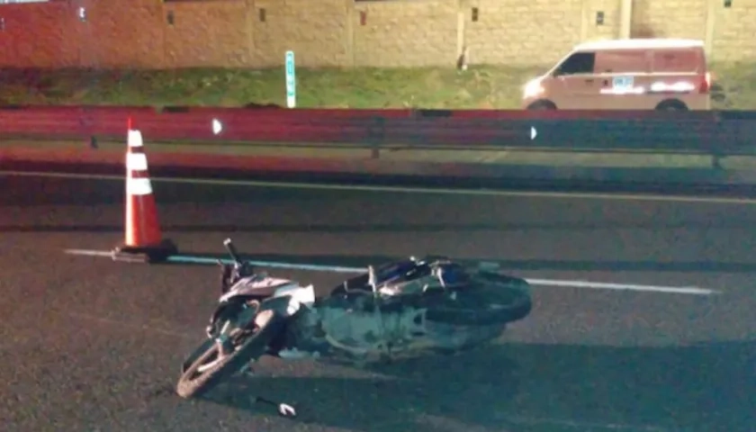 En esta moto se movilizaba el policía cuando sufrió el accidente.
