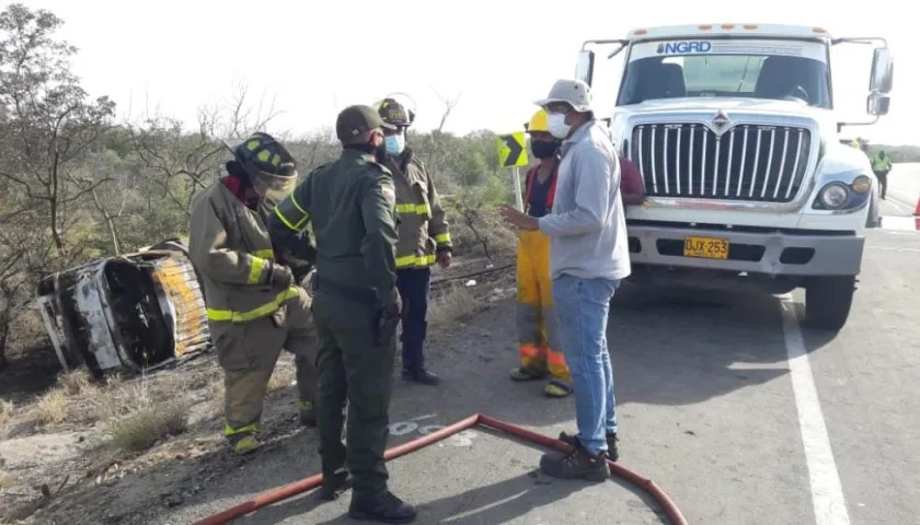 Delegados de la Alcaldía de Barranquilla en la zona de la emergencia.