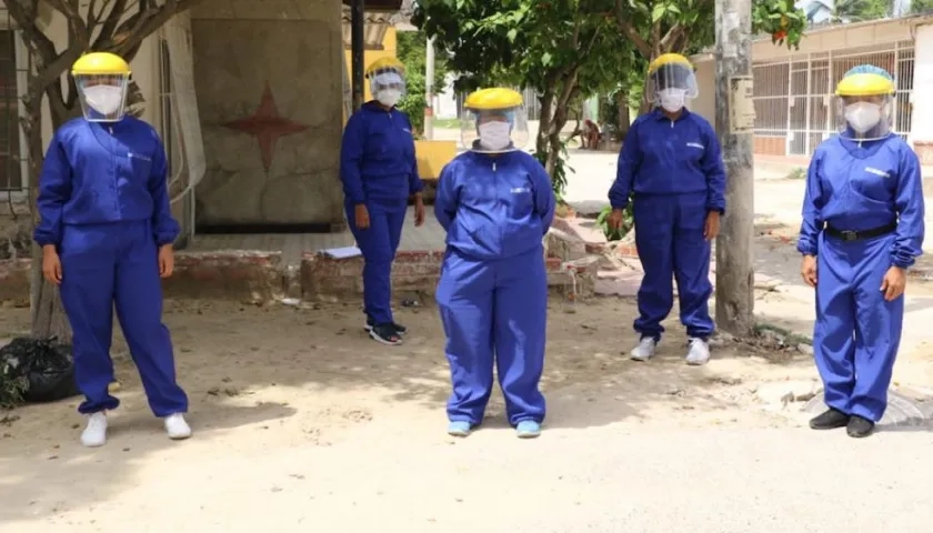 Funcionarios de la Alcaldía de Soledad durante el levantamiento del cerco sanitario.