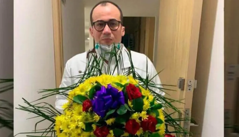 José Julián Buelvas con una de las coronas que le enviaron como amenazas.